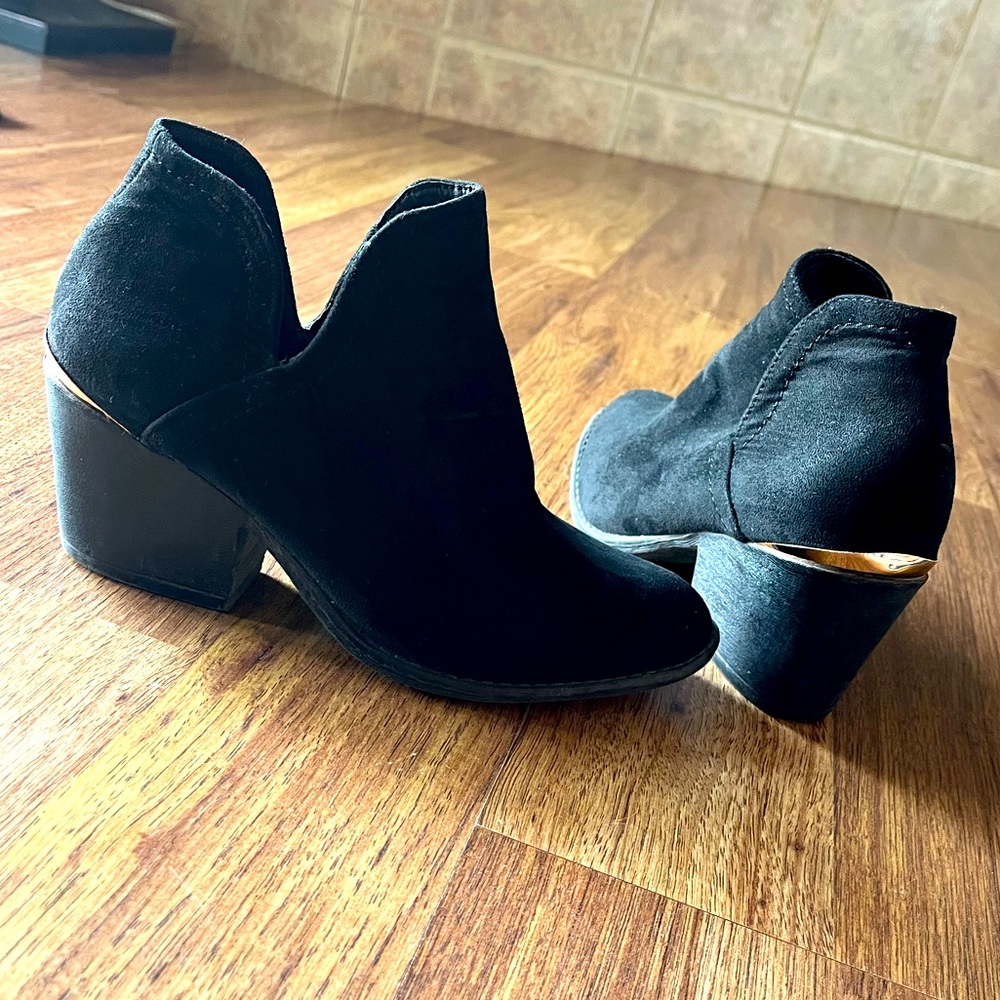 Liliana | Black with gold tone heel embellishment